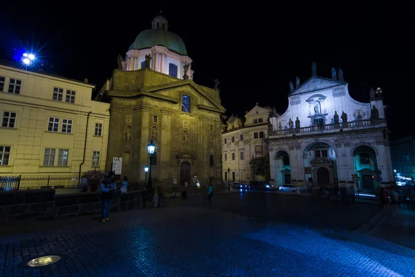 Chiesa di San Francesco d'Assisi e Cristo Chiesa dell'Ordine dei Gesuiti nell'illuminazione serale . — Foto Stock