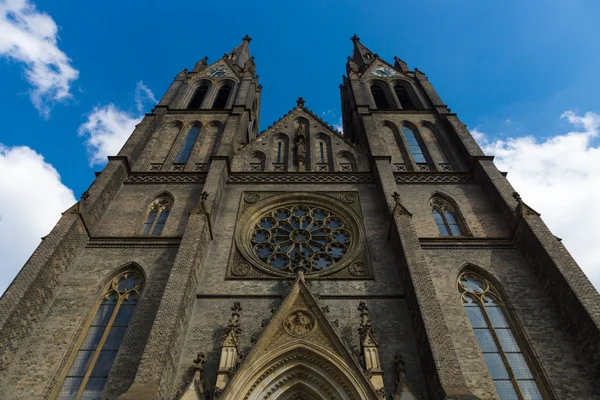 Praga, República Checa. Fachada de la Iglesia de Santa Ludmila, Vinohrady (Plaza de la Paz ). —  Fotos de Stock