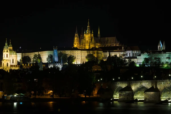 Castillo de Praga y el Puente de Carlos en la iluminación nocturna . — Foto de Stock