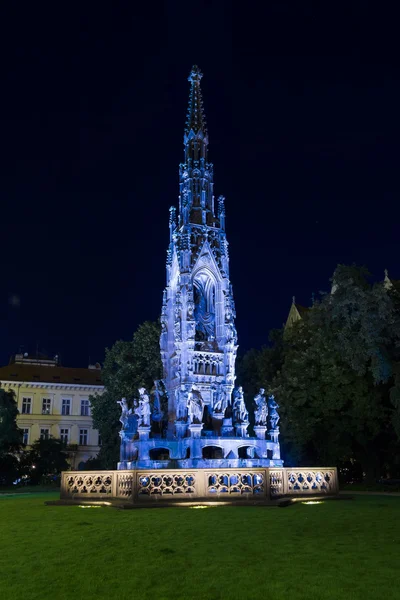 Monumento em forma de fonte em estilo neogótico (construído em 1850), dedicado a Francisco I das Duas Sicílias em iluminação noturna. Praga. República Checa . — Fotografia de Stock