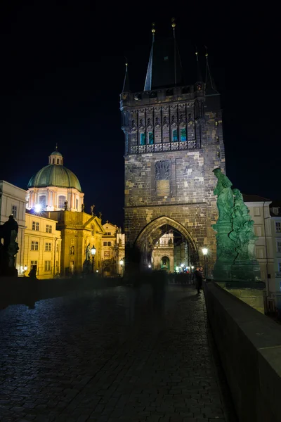 Praga. República Checa. Ponte da Torre na Ponte Charles na iluminação da noite . — Fotografia de Stock