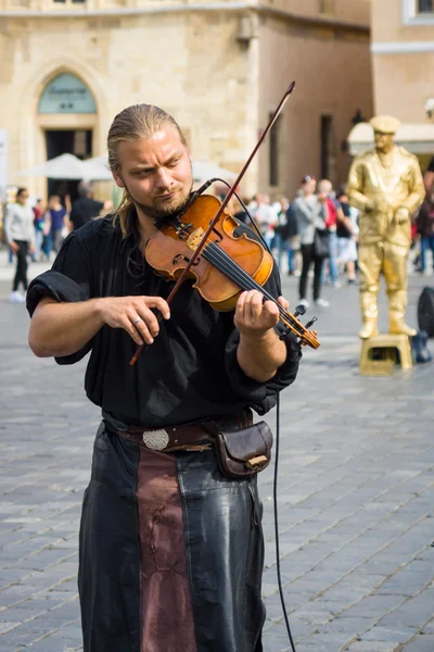 Actuación de músicos callejeros en ropa medieval — Foto de Stock