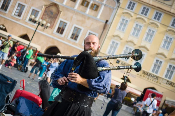 Výkon pouličních hudebníků ve středověkém oblečení — Stock fotografie