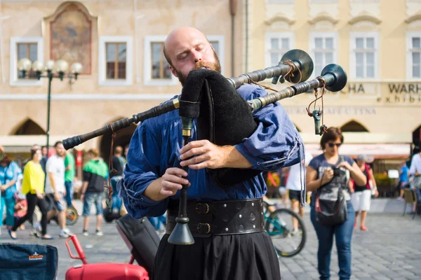 Performance of street musicians in medieval clothes — Stock Photo, Image