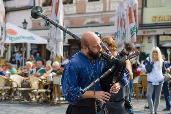 Performance of street musicians in medieval clothes — Stock Photo, Image