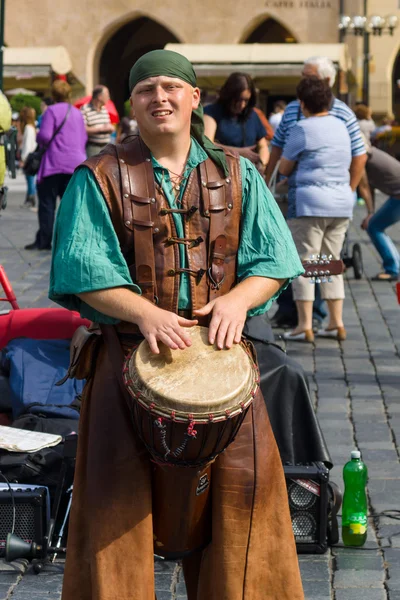 性能的街头音乐家在中世纪的衣服 — 图库照片