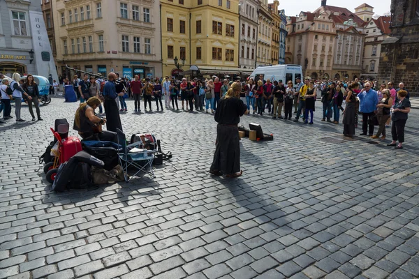 Spettacolo di musicisti di strada in abiti medievali — Foto Stock