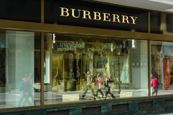 Tienda de Burberry. Burberry Group plc es una casa de moda de lujo británica, que distribuye ropa exterior de lujo única, accesorios de moda, fragancias, gafas de sol y cosméticos. . — Foto de Stock