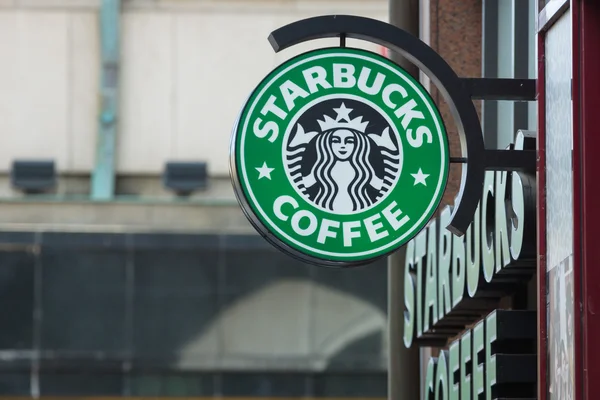 Caffè Starbucks. Starbucks è la più grande azienda di caffè del mondo, con 20.891 negozi in 62 paesi . — Foto Stock