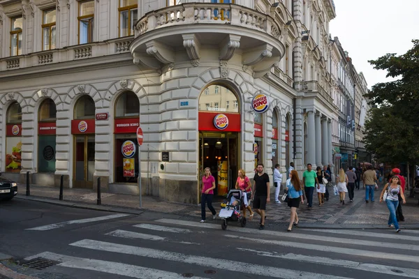汉堡王在瓦茨拉夫广场上。汉堡王，常被缩写为浅滩，是全球连锁的汉堡包快餐餐馆. — 图库照片