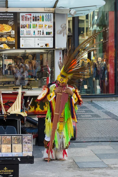 Performance of musicians in the clothes of American Indians on Wenceslas Square. — Stock Photo, Image