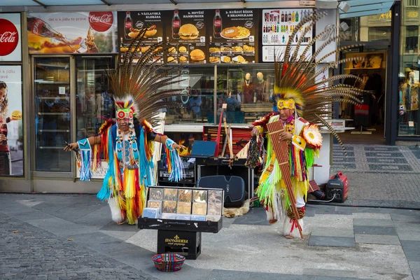 Müzisyenler Wenceslas meydanında Amerika yerlileri giysili performansını. — Stok fotoğraf