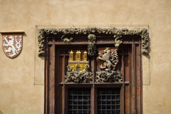 古代的窗口。在旧市政厅的片段。布拉格. — 图库照片
