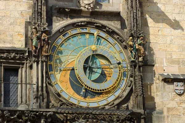 Torre del Ayuntamiento Antiguo. Reloj astronómico de Praga (Praga orloj). De cerca. . — Foto de Stock