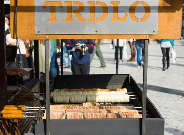 Trdelnik - tschechisches traditionelles süßes Gebäck. — Stockfoto