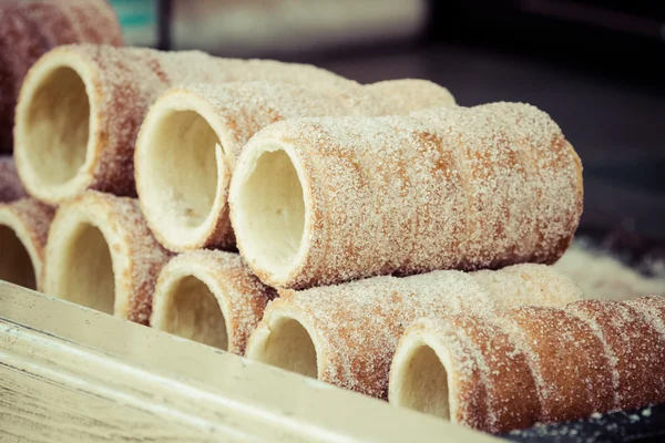 Trdelnik - çek geleneksel tatlı hamur işleri. Pastel renklerde tonlama. Stilizasyon. — Stok fotoğraf