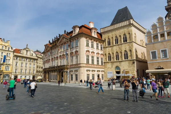 Tourists on Old Town Square. — Stock Photo, Image