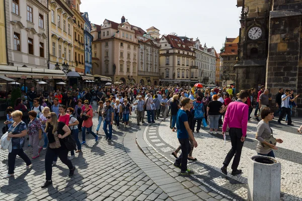 Turisté na Staroměstském náměstí. — Stock fotografie