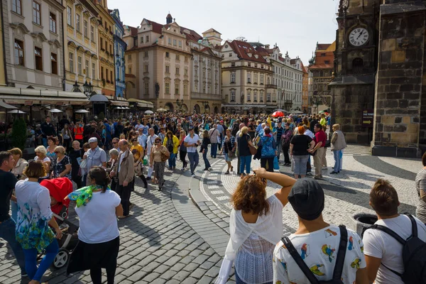 Turisti sulla Piazza della Città Vecchia . — Foto Stock