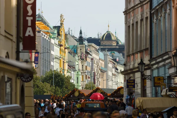 Гости и жители столицы на улицах старого города — стоковое фото