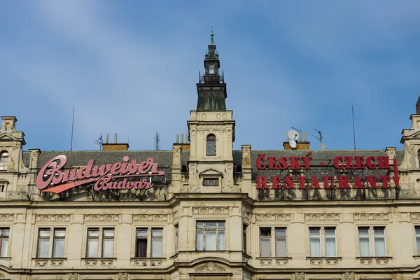 Façade d'un vieux bâtiment avec publicité cuisine tchèque et bière Budweiser — Photo