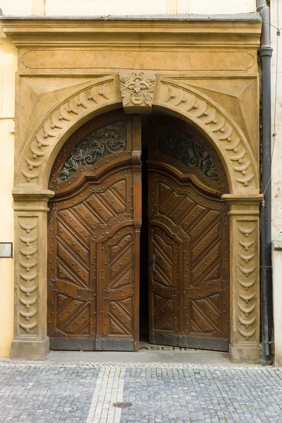 Altes zeremonielles hölzernes Tor. — Stockfoto