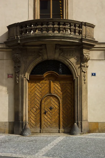 Ancienne porte cérémonielle en bois . — Photo