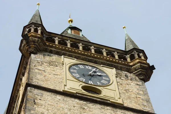 Prag. Fragment av gamla rådhustornet. — Stockfoto