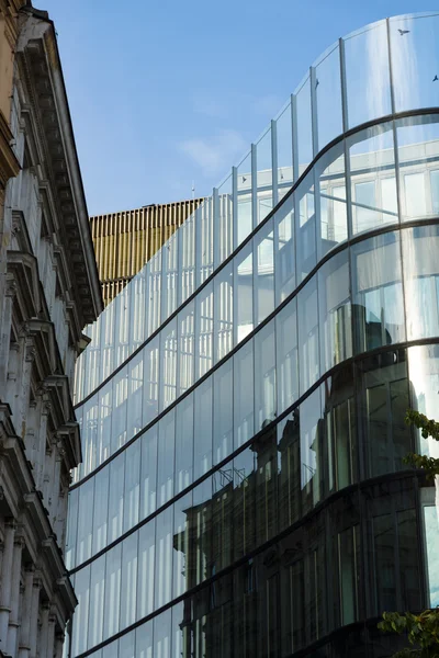 Fassade alter und moderner Gebäude. — Stockfoto