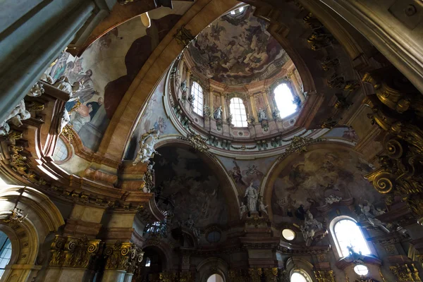 Interieur van de kathedraal van St. Nicolaas (Mala Strana) — Stockfoto