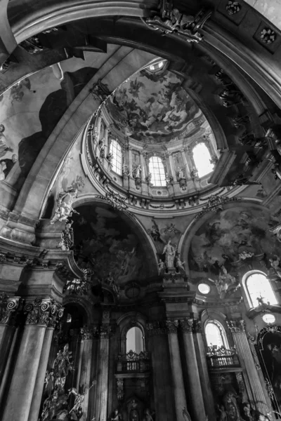 Interno della Cattedrale di San Nicola (Mala Strana ) — Foto Stock