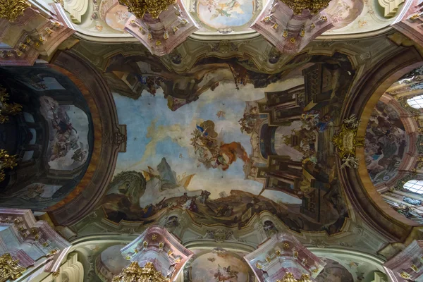 Interieur van de kathedraal van St. Nicolaas (Mala Strana) — Stockfoto