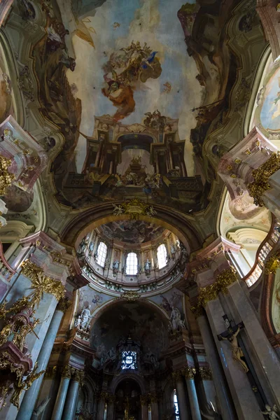 Interieur van de kathedraal van St. Nicolaas (Mala Strana) — Stockfoto