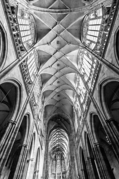 Interieur van de Metropolitan Cathedral van heiligen Vitus, Wenceslaus en Adalbert. De kathedraal is een uitstekend voorbeeld van gotische architectuur — Stockfoto