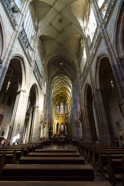 聖人のメトロポリタン大聖堂の内部ヴィート、ヴァーツラフ、アーダル ベルト。大聖堂はゴシック建築の良い例です。 — ストック写真