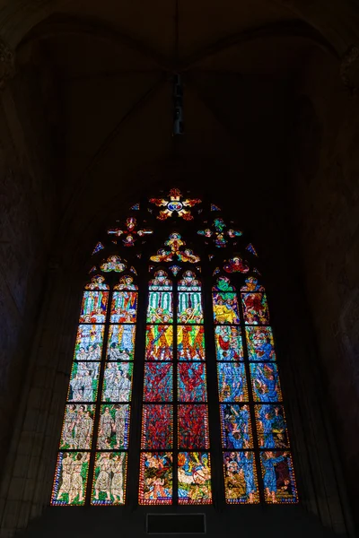 Stained glass window of the Metropolitan Cathedral of Saints Vitus, Wenceslaus and Adalbert. The cathedral is an excellent example of Gothic architecture. — Stock Photo, Image