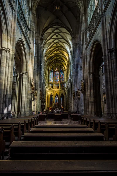 Interior de la Catedral Metropolitana de los Santos Vito, Wenceslao y Adalberto. La catedral es un excelente ejemplo de arquitectura gótica — Foto de Stock