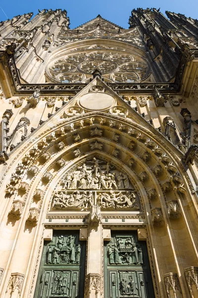 Fasad i Metropolitan katedralen i Saints Vitus, Wenceslaus och Adalbert. Prag. Tjeckien. — Stockfoto