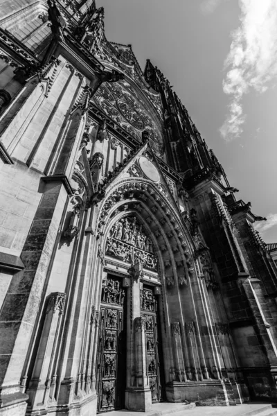Fassade der Kathedrale der Heiligen Vitus, Wenzel und Adalbert. Schwarz-Weiß. Prag. Tschechische Republik. — Stockfoto