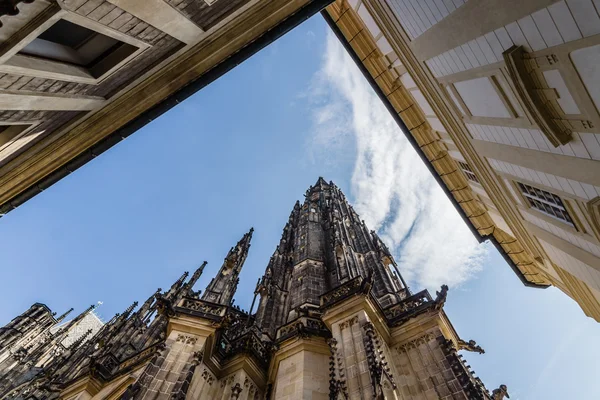 Cephe Aziz Büyükşehir katedral Vitus, Wenceslaus ve Adalbert. Filmde. Tonlama. Prag. Çek Cumhuriyeti. — Stok fotoğraf