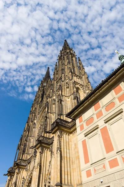 Facade of the Metropolitan Cathedral of Saints Vitus, Wenceslaus and Adalbert. Prague. Czech Republic. — Stock Photo, Image