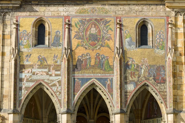 Particolare del mosaico sulla facciata della Cattedrale Metropolitana dei Santi Vito, Venceslao e Adalberto. Praga. Repubblica ceca . — Foto Stock