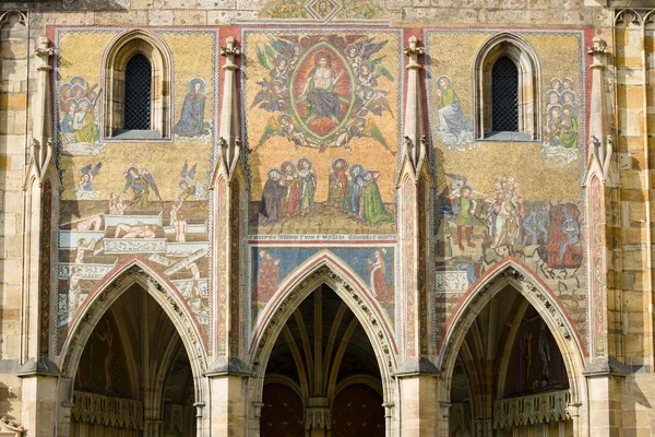 Detail van de mozaïek op de gevel van de Metropolitan kathedraal van Saints Vitus, Wenceslaus en Adalbert. Praag. Tsjechische Republiek. — Stockfoto