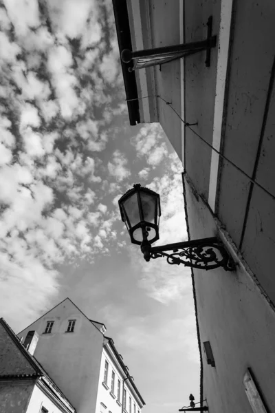 Vintage straat lamp tegen de hemel. Zwart-wit — Stockfoto