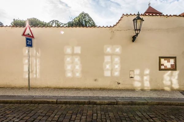 La vieille rue pavée. Mur, lampadaire vintage et reflet de verre . — Photo