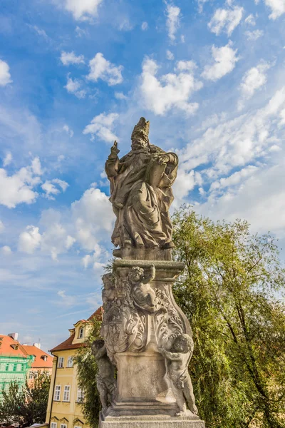 Saint Adalbert Prag'daki Charles Köprüsü'nde heykel. Çek Cumhuriyeti. — Stok fotoğraf