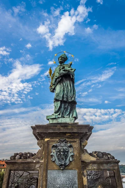 Skulptur des Heiligen Johannes von Nepomuk auf der Karlsbrücke in Prag. Tschechische Republik. — Stockfoto