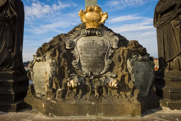 Socha na Karlově mostě v Praze. Česká republika. — Stock fotografie