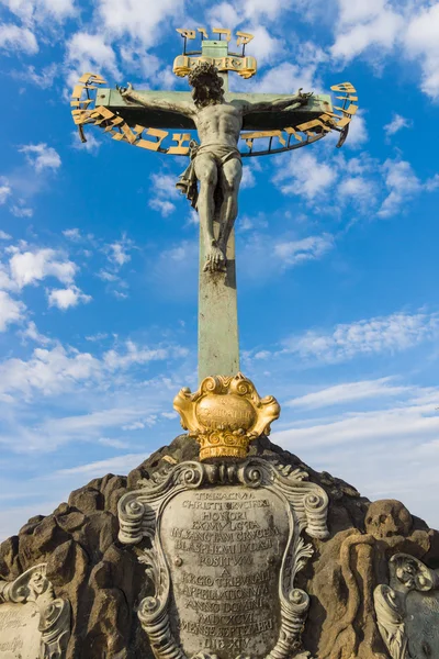 Escultura (Crucifixo e Calvário) na Ponte Carlos em Praga. República Checa . — Fotografia de Stock