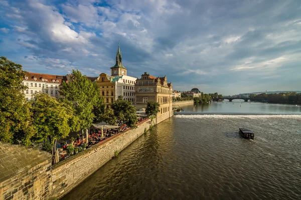 Őszi Prágában. Moldva-folyótól. Cseh Köztársaság. Alakformálás. — Stock Fotó